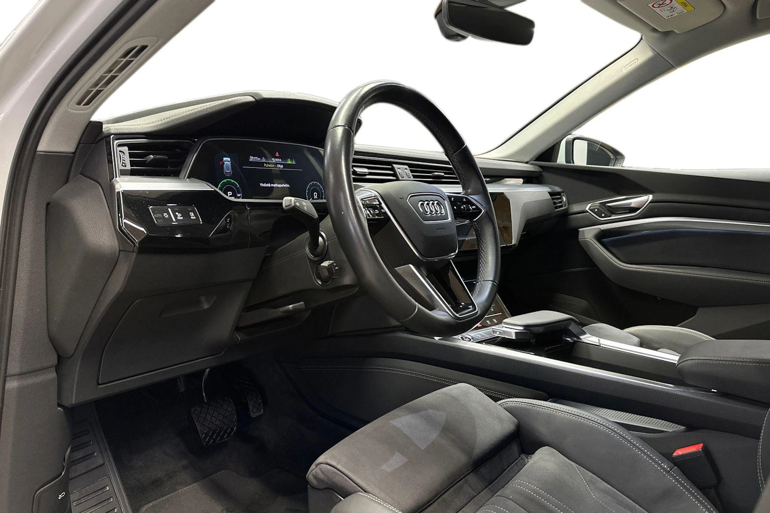 valkoinen Audi Q8 e-tron 2024 kuva 6.