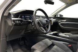 valkoinen Audi Q8 e-tron 2024 kuva 6.