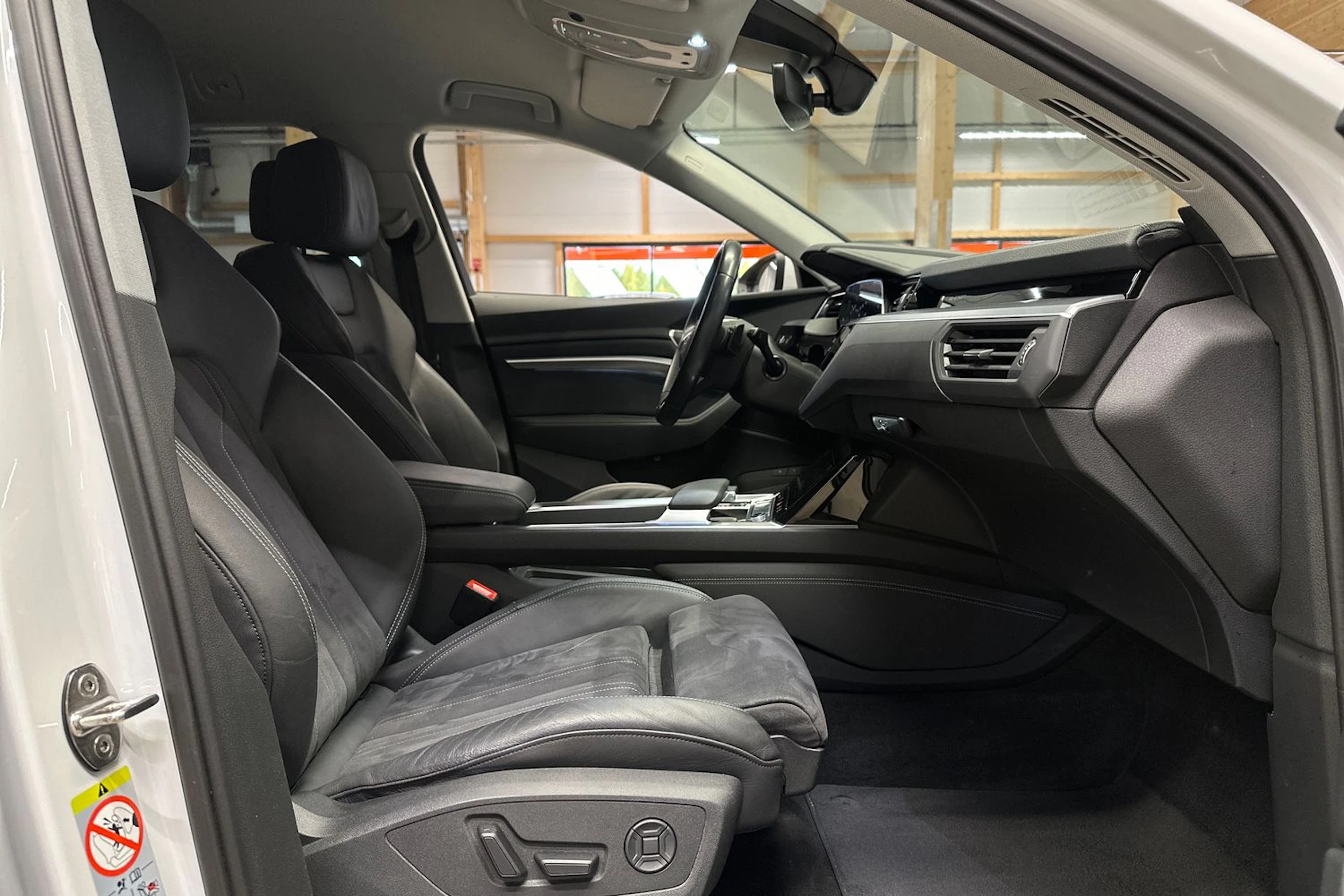 valkoinen Audi Q8 e-tron 2024 kuva 11.