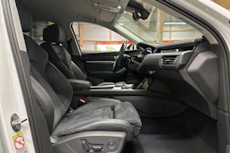 valkoinen Audi Q8 e-tron 2024 kuva 11.