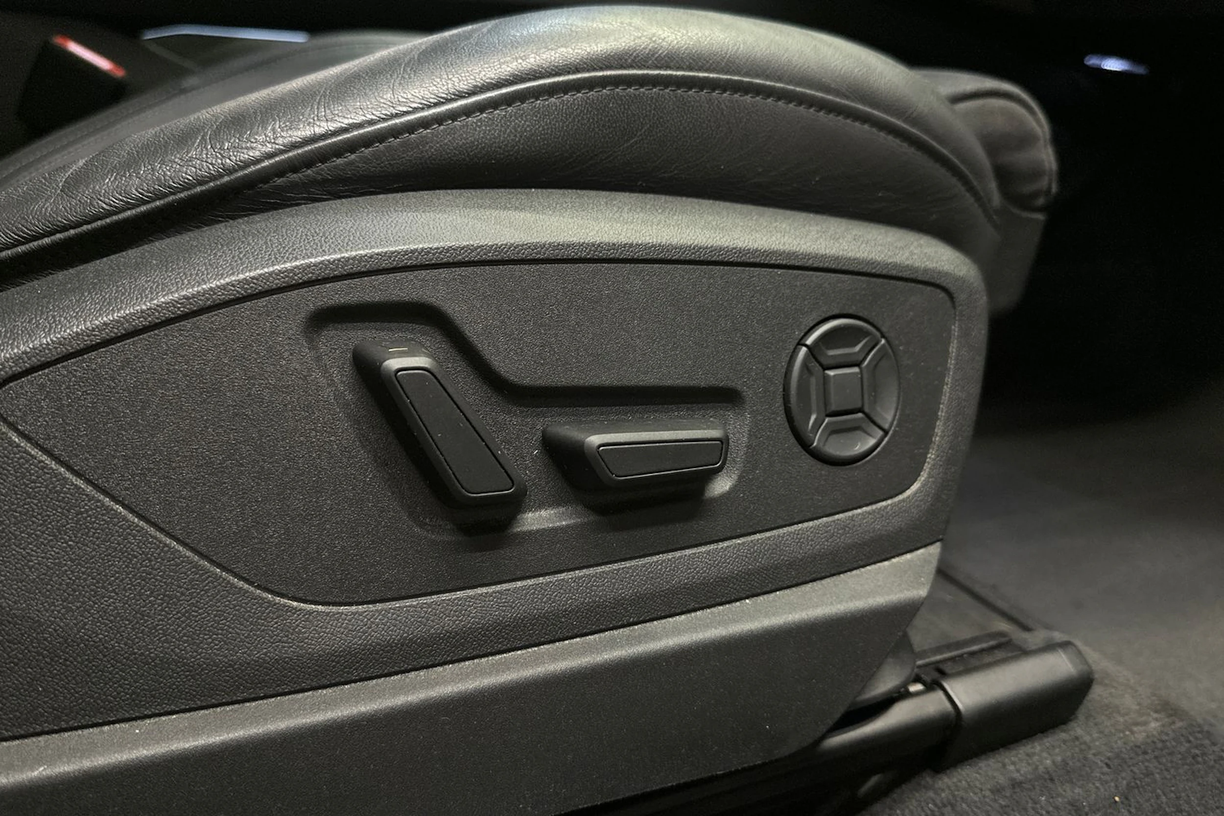valkoinen Audi Q8 e-tron 2024 kuva 12.
