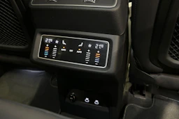 valkoinen Audi Q8 e-tron 2024 kuva 13.