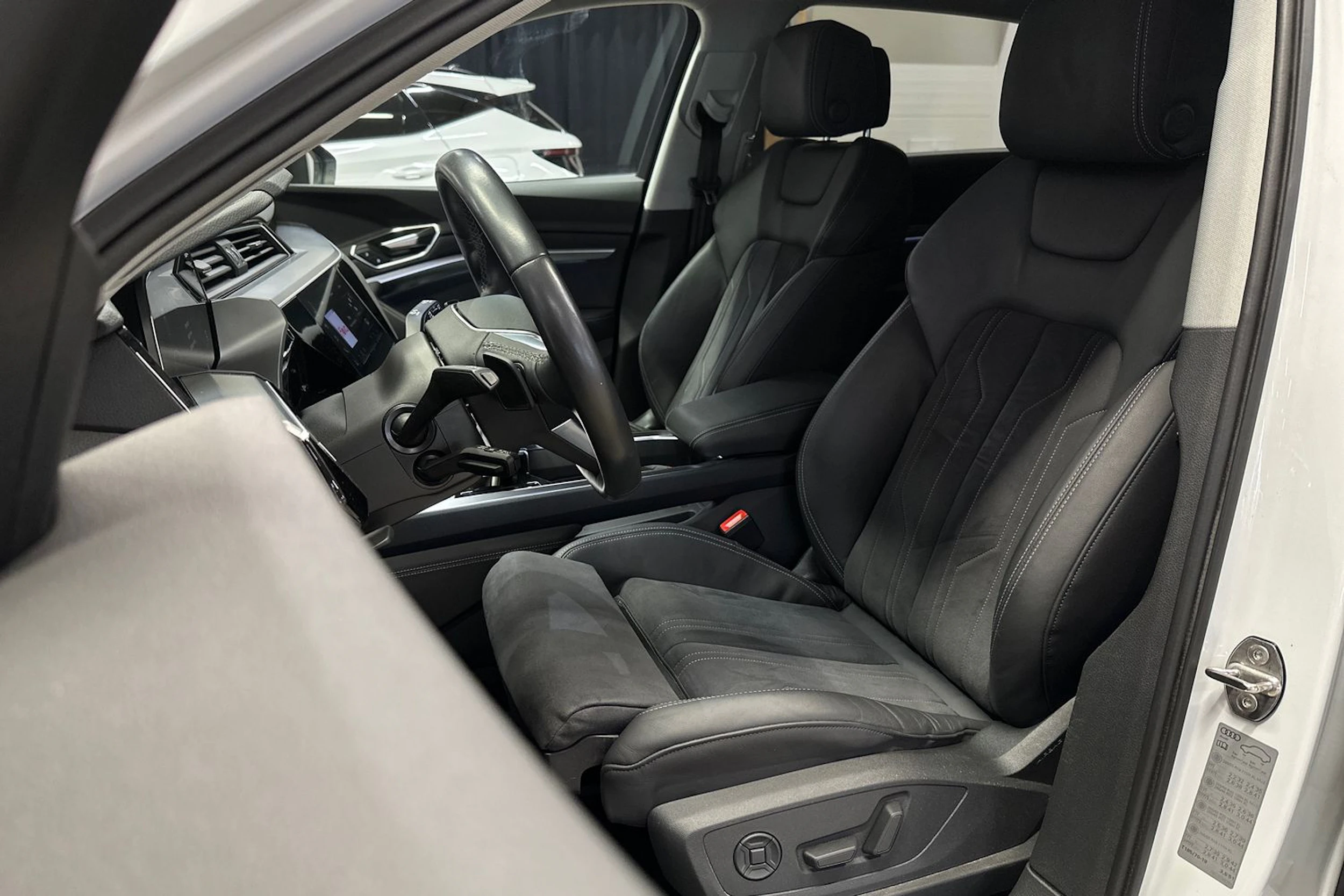 valkoinen Audi Q8 e-tron 2024 kuva 14.