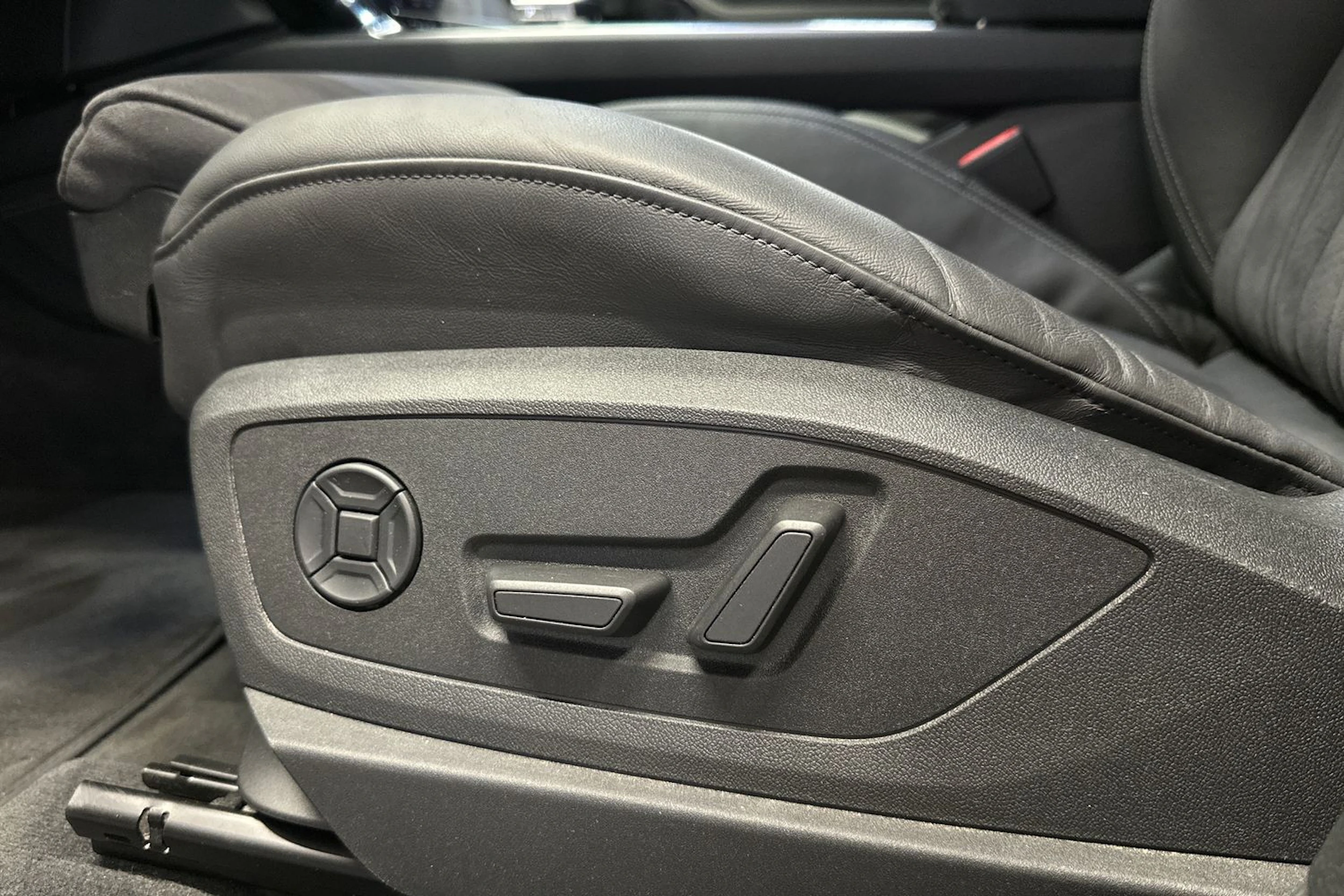 valkoinen Audi Q8 e-tron 2024 kuva 15.