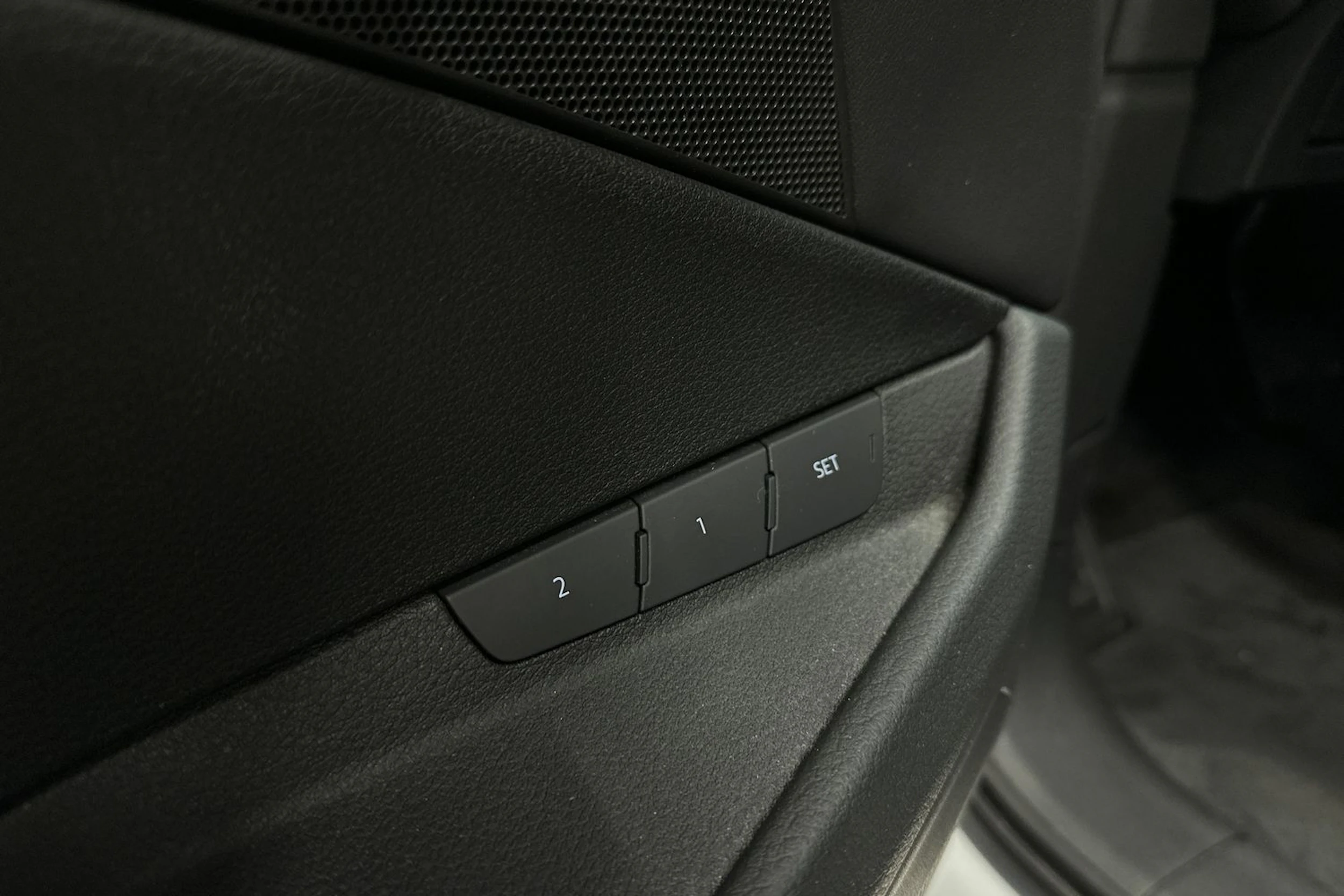 valkoinen Audi Q8 e-tron 2024 kuva 16.