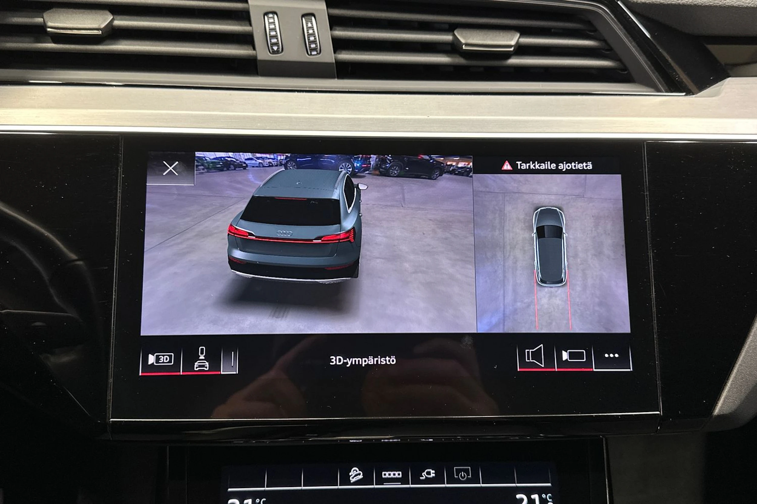 valkoinen Audi Q8 e-tron 2024 kuva 17.