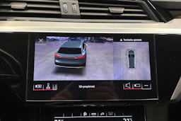 valkoinen Audi Q8 e-tron 2024 kuva 17.