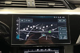 valkoinen Audi Q8 e-tron 2024 kuva 19.