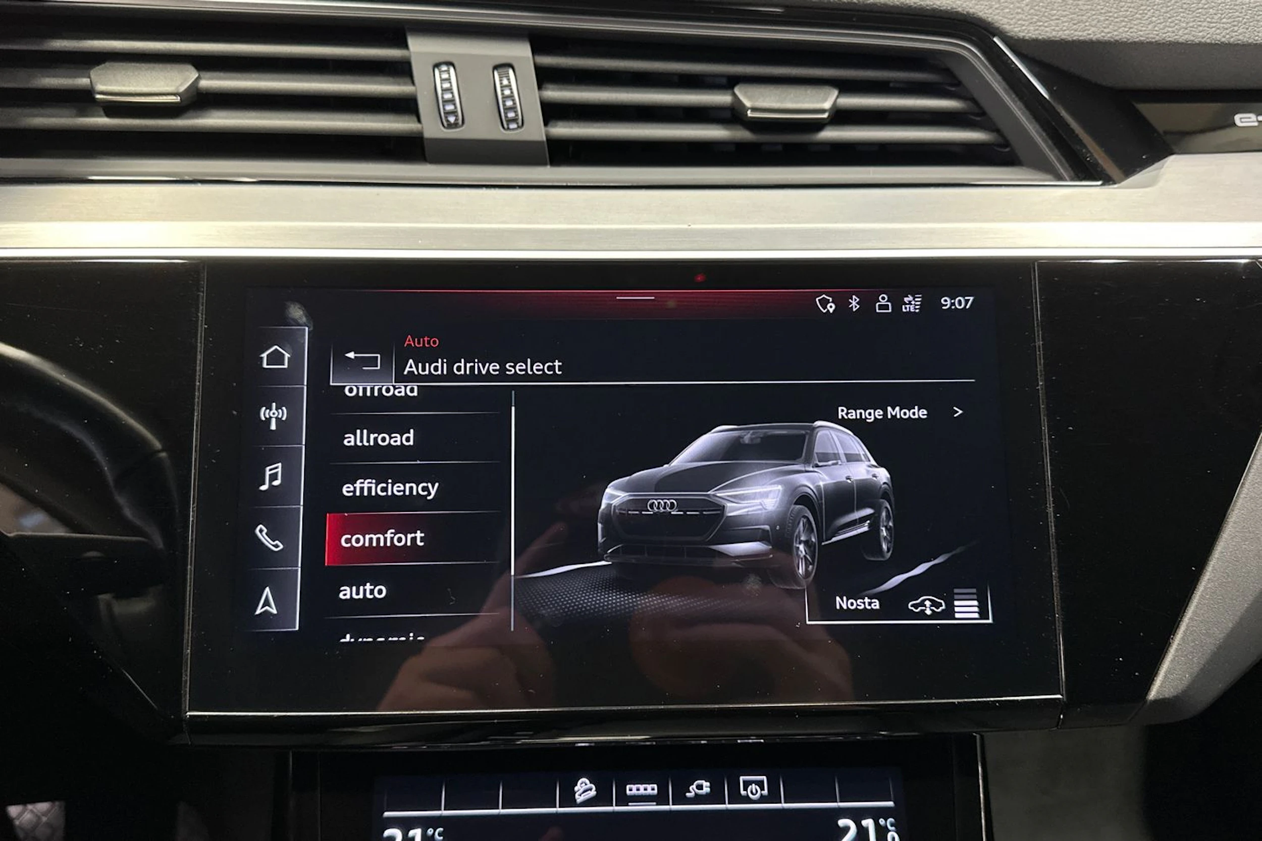 valkoinen Audi Q8 e-tron 2024 kuva 20.