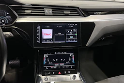 valkoinen Audi Q8 e-tron 2024 kuva 22.