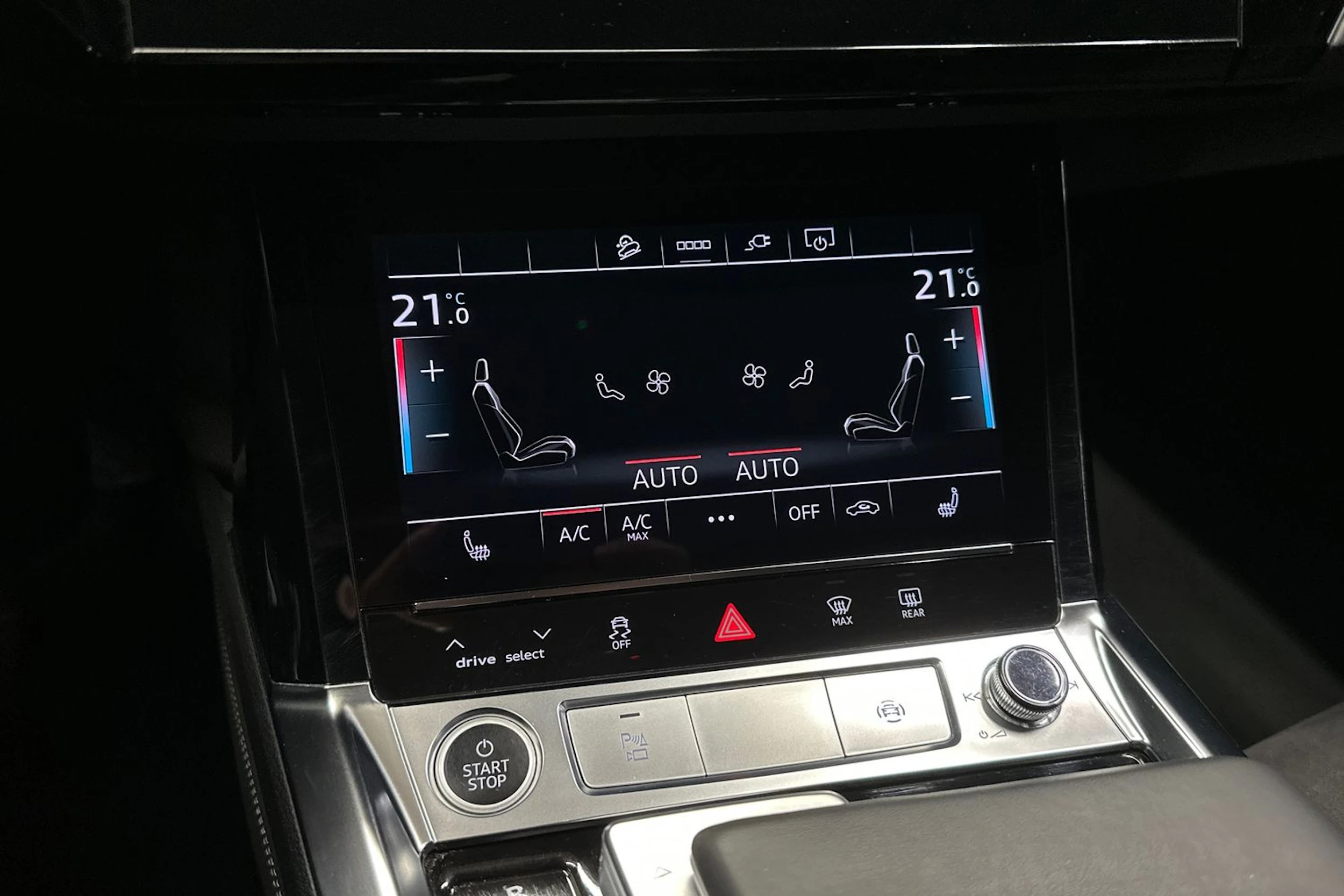 valkoinen Audi Q8 e-tron 2024 kuva 23.