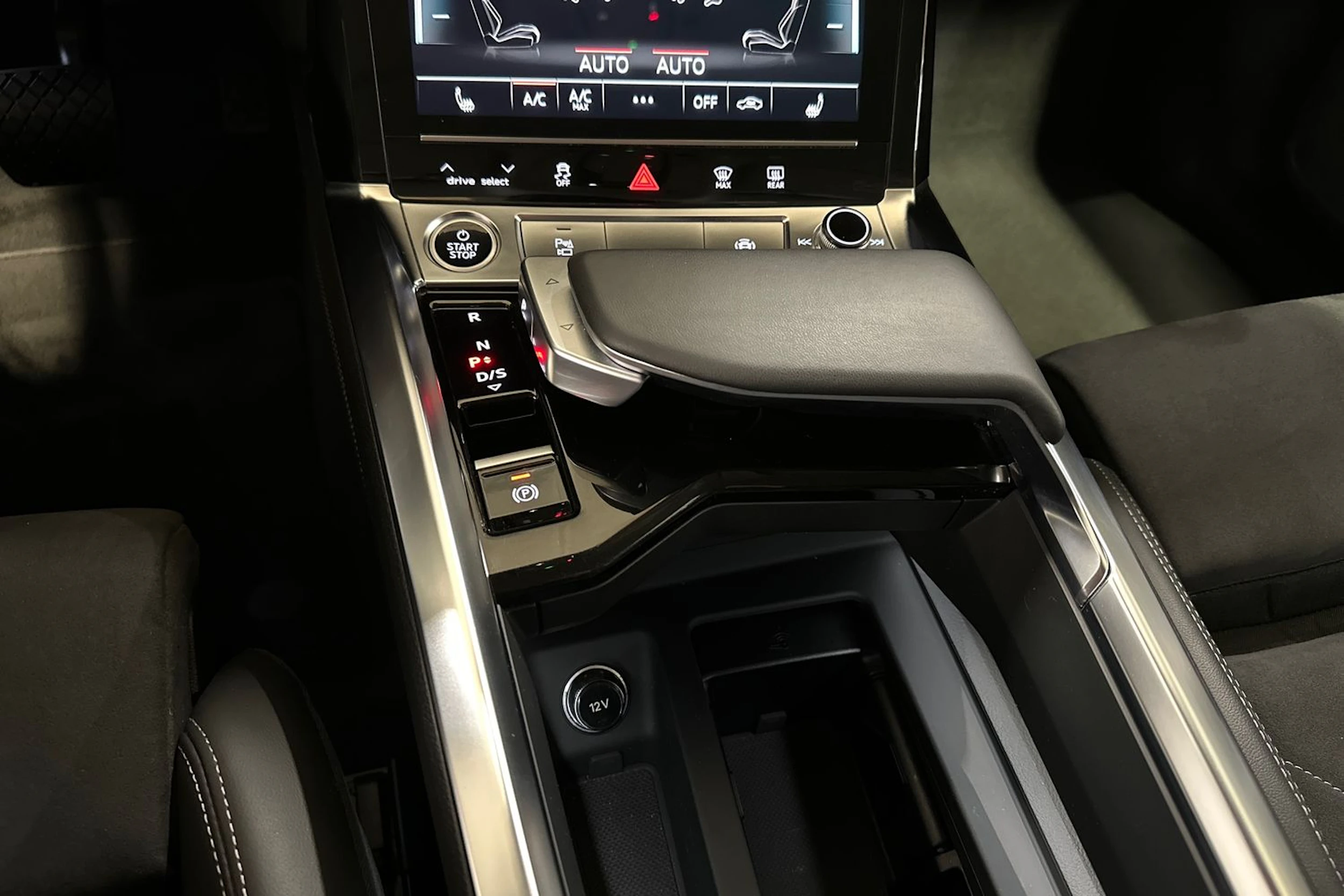 valkoinen Audi Q8 e-tron 2024 kuva 24.