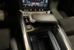 valkoinen Audi Q8 e-tron 2024 kuva 24.