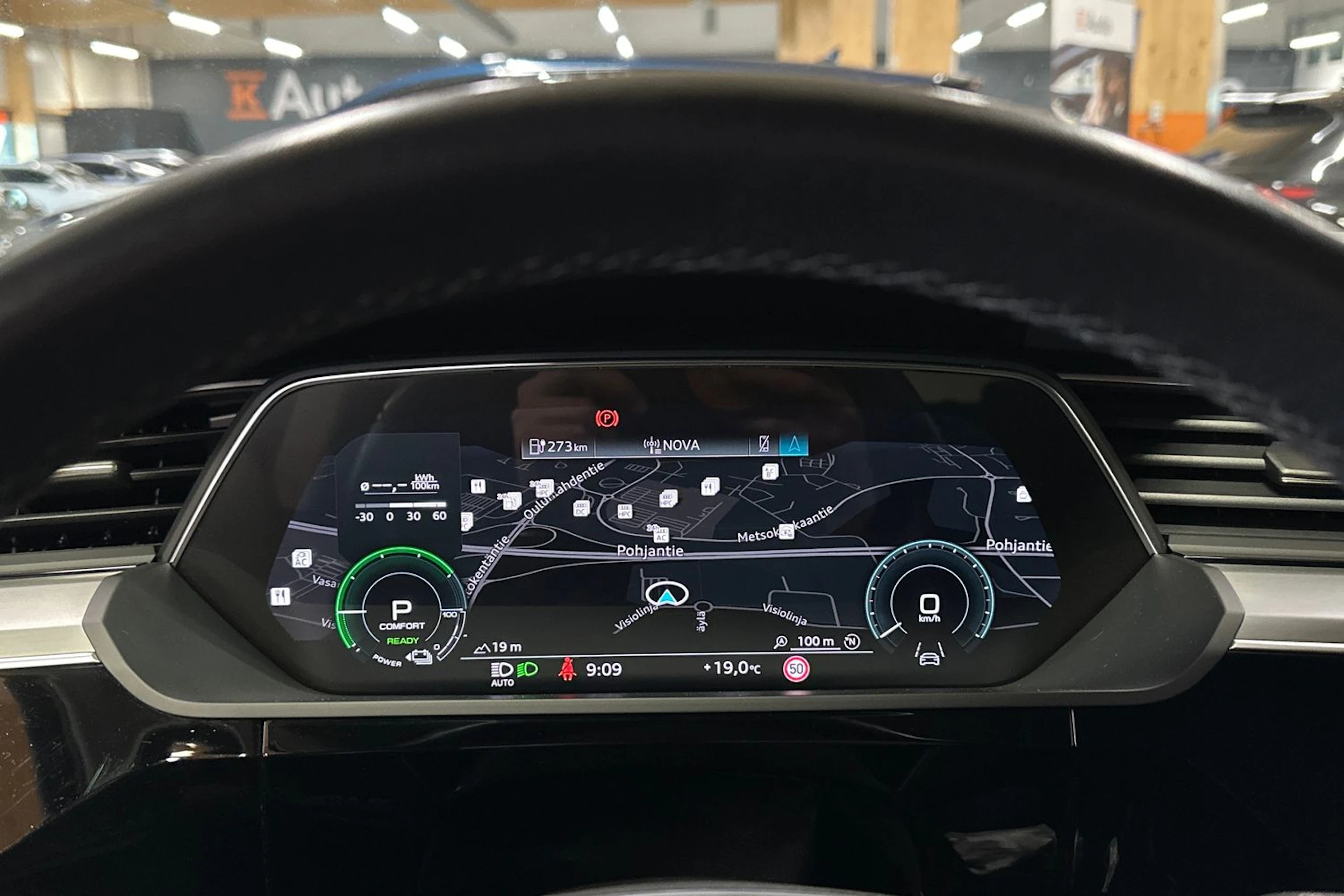 valkoinen Audi Q8 e-tron 2024 kuva 25.