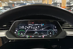 valkoinen Audi Q8 e-tron 2024 kuva 25.