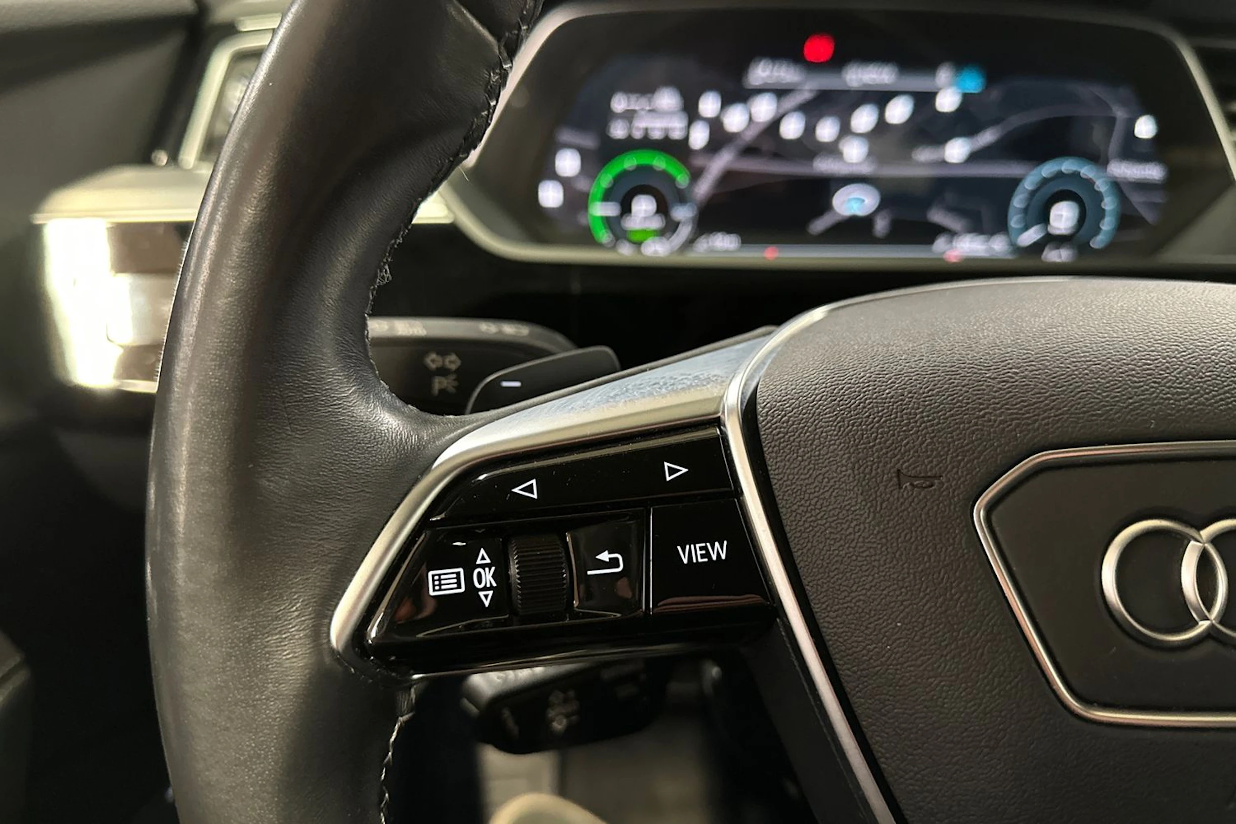 valkoinen Audi Q8 e-tron 2024 kuva 27.