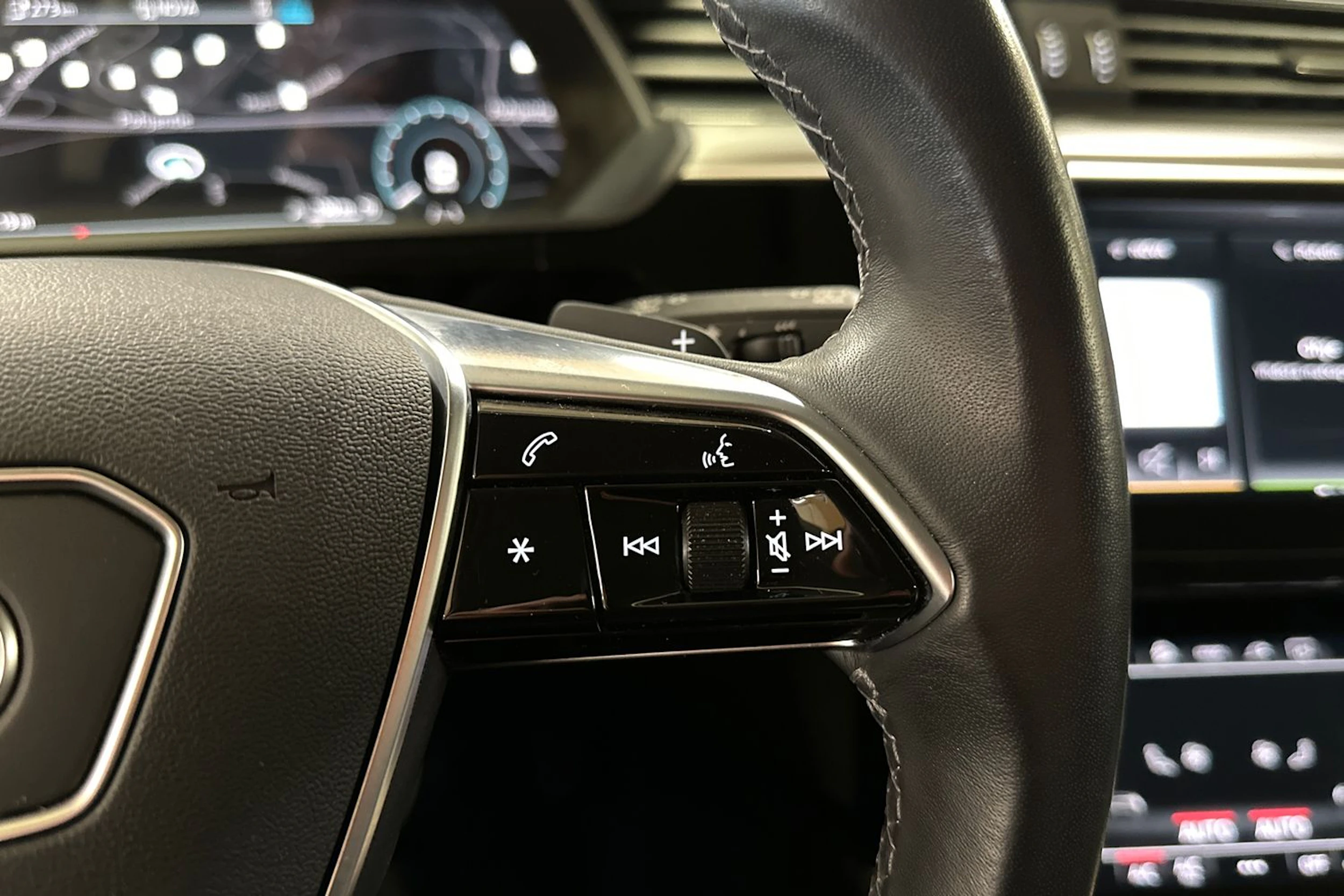 valkoinen Audi Q8 e-tron 2024 kuva 28.
