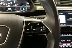 valkoinen Audi Q8 e-tron 2024 kuva 28.