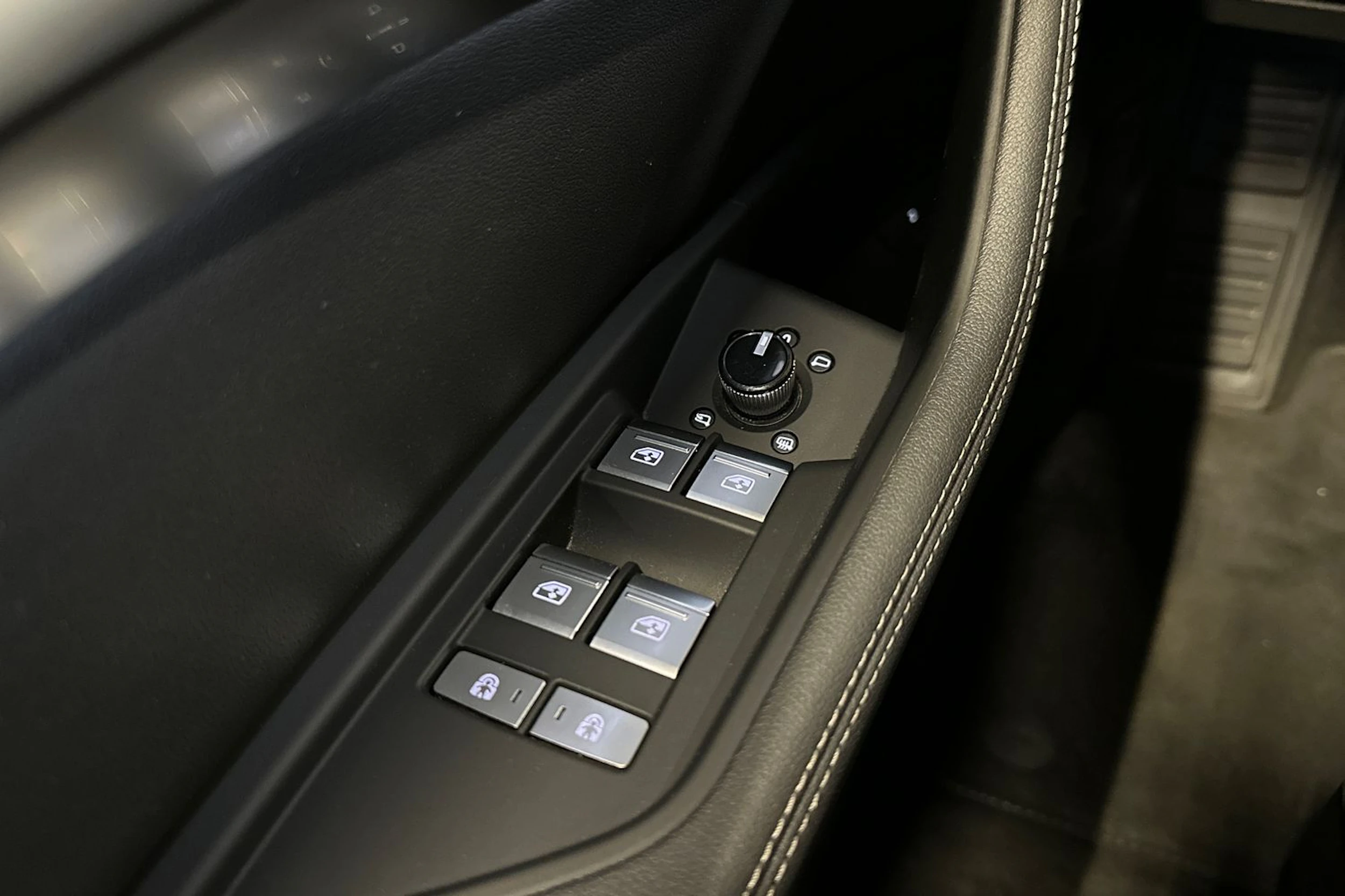 valkoinen Audi Q8 e-tron 2024 kuva 29.