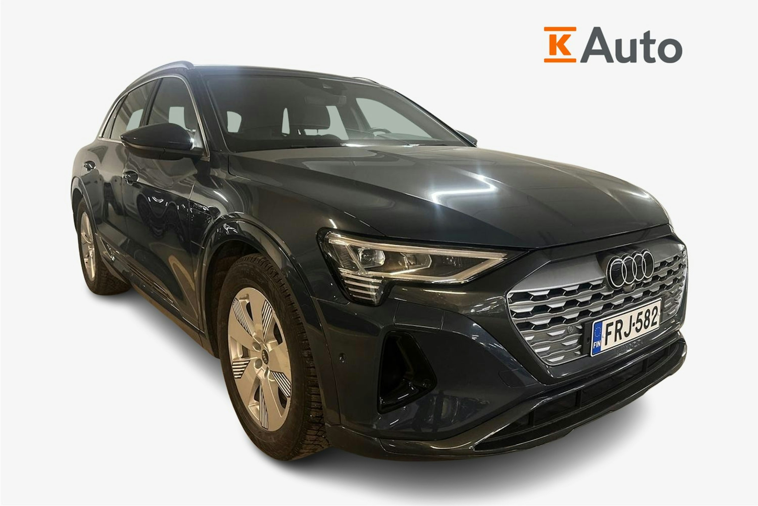 sininen Audi Q8 e-tron 2023 kuva 1.