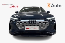 sininen Audi Q8 e-tron 2023 kuva 5.