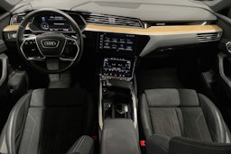 sininen Audi Q8 e-tron 2023 kuva 9.