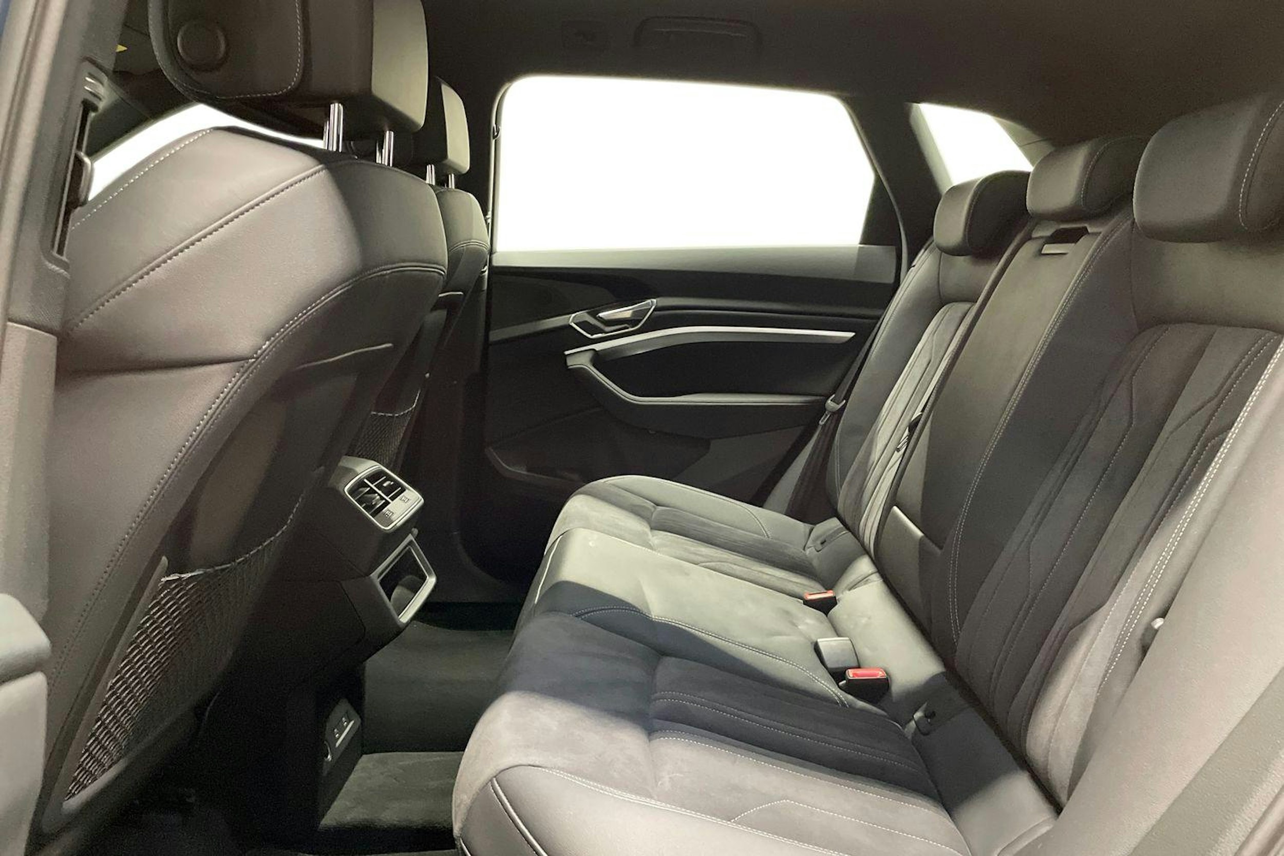 sininen Audi Q8 e-tron 2023 kuva 10.