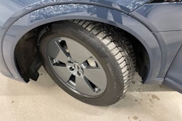 sininen Audi Q8 e-tron 2023 kuva 12.