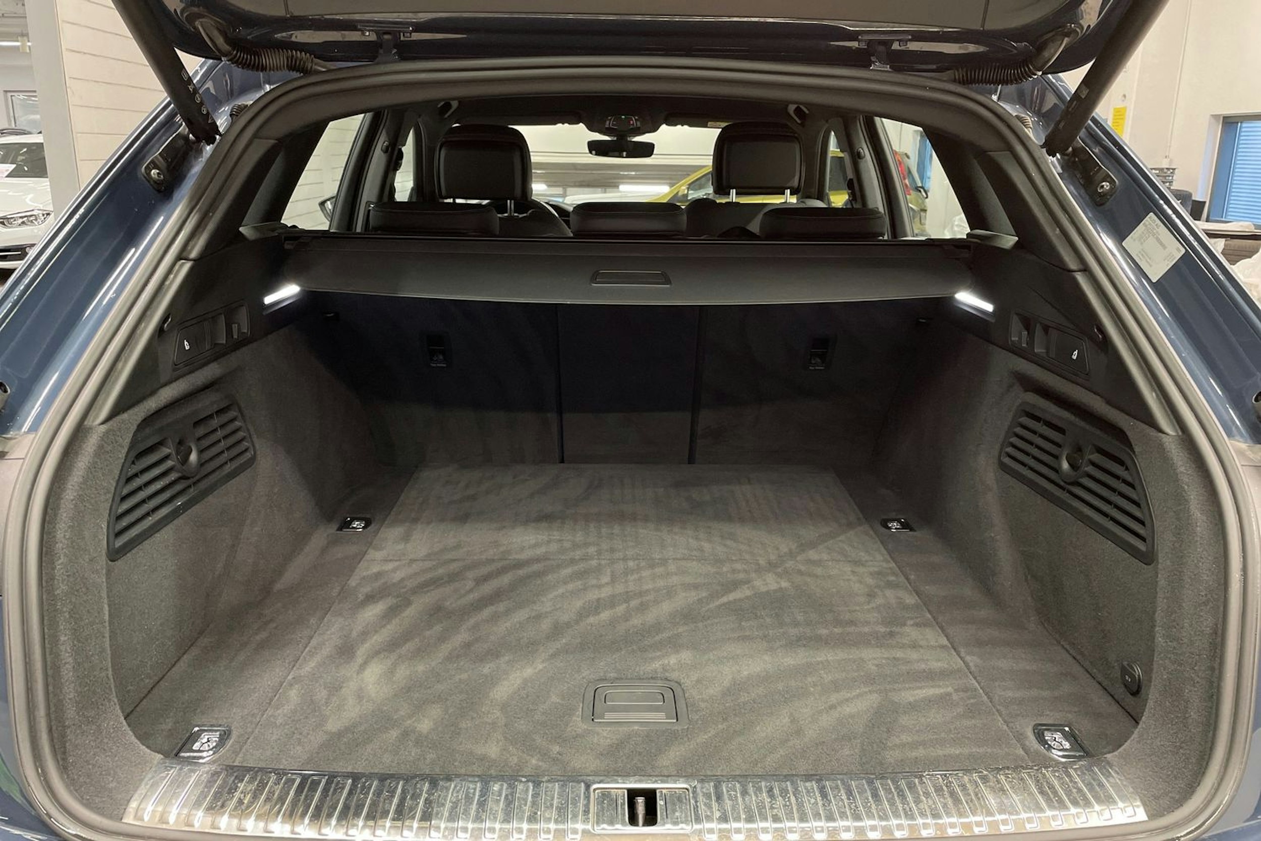 sininen Audi Q8 e-tron 2023 kuva 13.