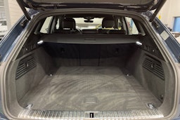 sininen Audi Q8 e-tron 2023 kuva 13.