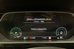 sininen Audi Q8 e-tron 2023 kuva 14.