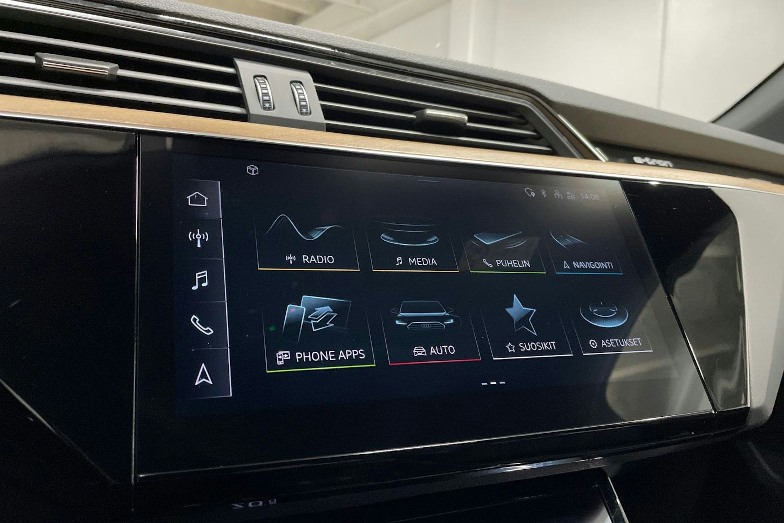 sininen Audi Q8 e-tron 2023 kuva 15.