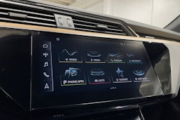 sininen Audi Q8 e-tron 2023 kuva 15.