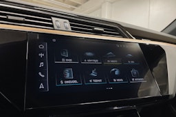 sininen Audi Q8 e-tron 2023 kuva 16.