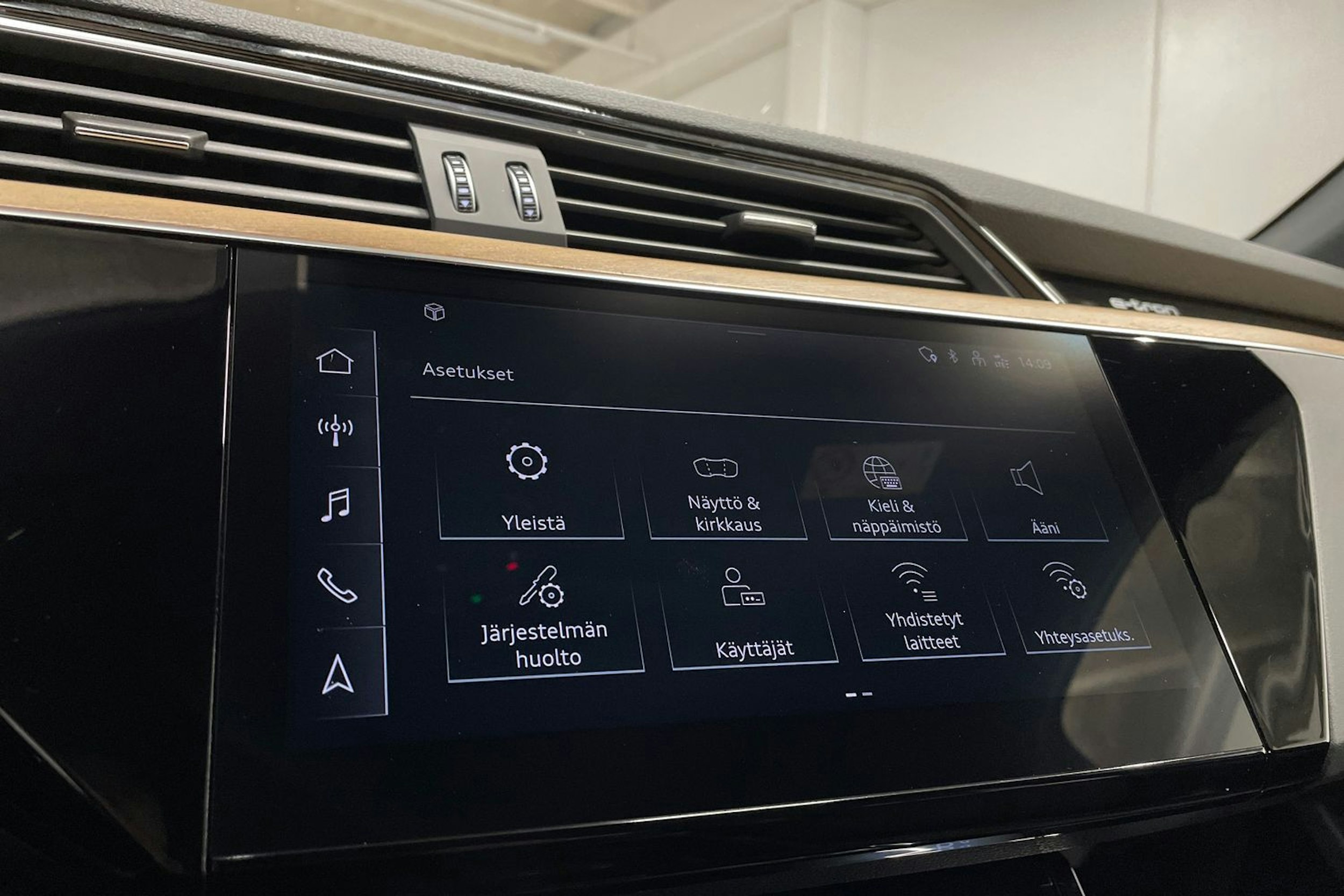 sininen Audi Q8 e-tron 2023 kuva 17.