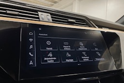 sininen Audi Q8 e-tron 2023 kuva 17.