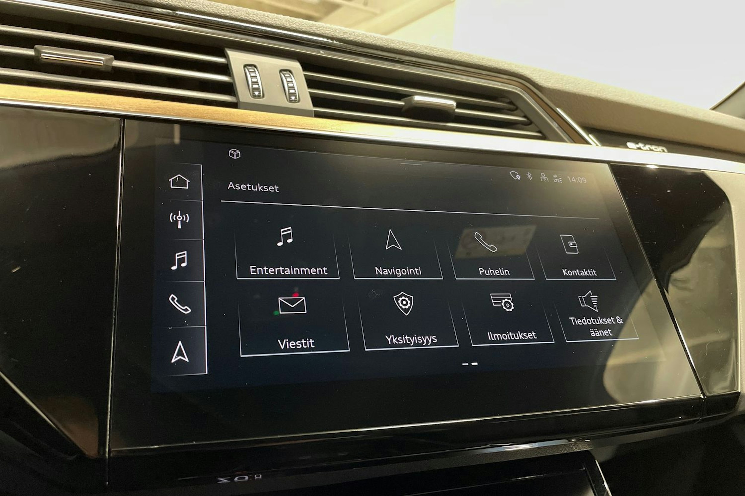 sininen Audi Q8 e-tron 2023 kuva 18.