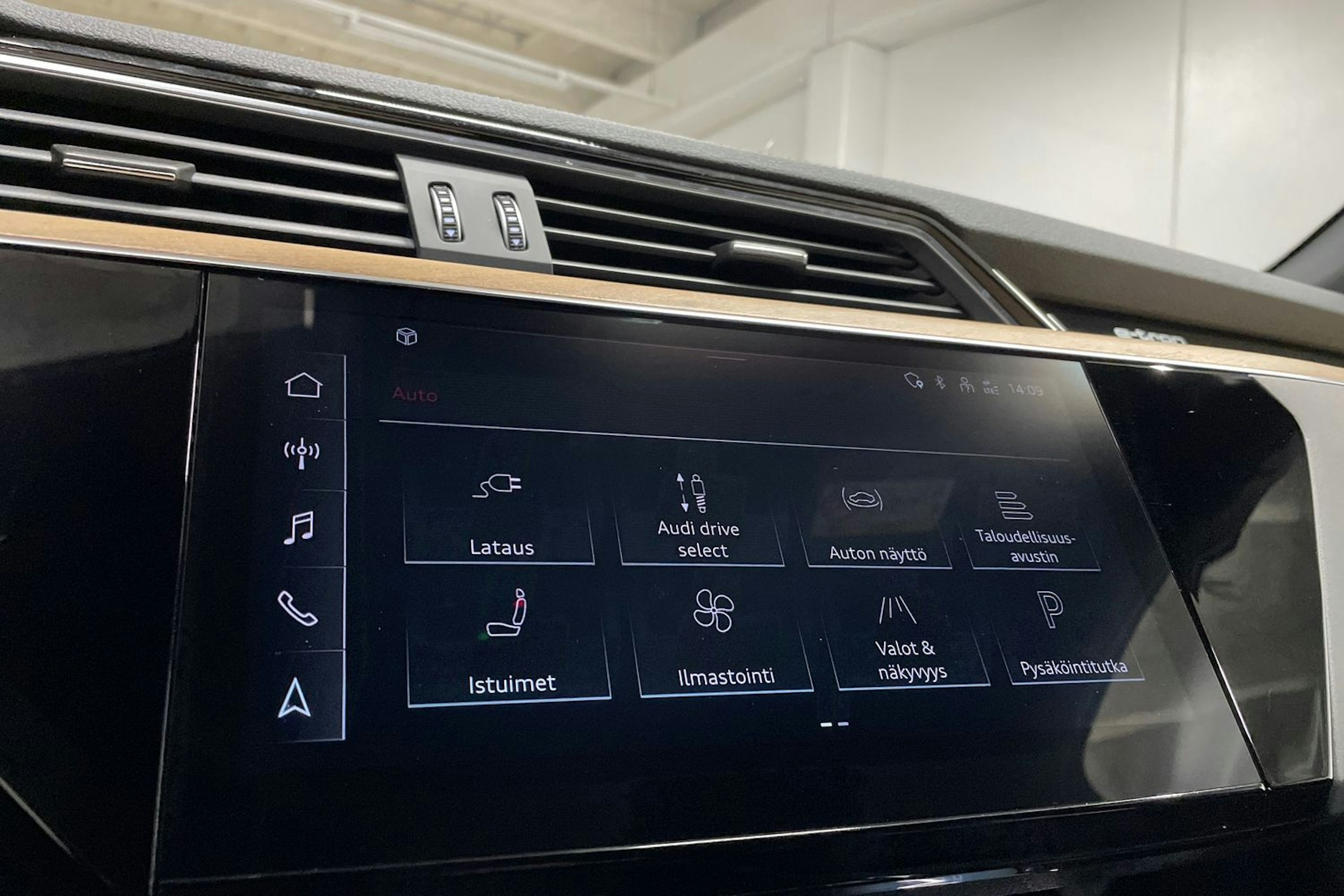 sininen Audi Q8 e-tron 2023 kuva 19.