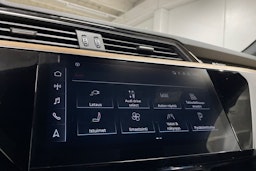 sininen Audi Q8 e-tron 2023 kuva 19.