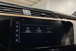 sininen Audi Q8 e-tron 2023 kuva 20.