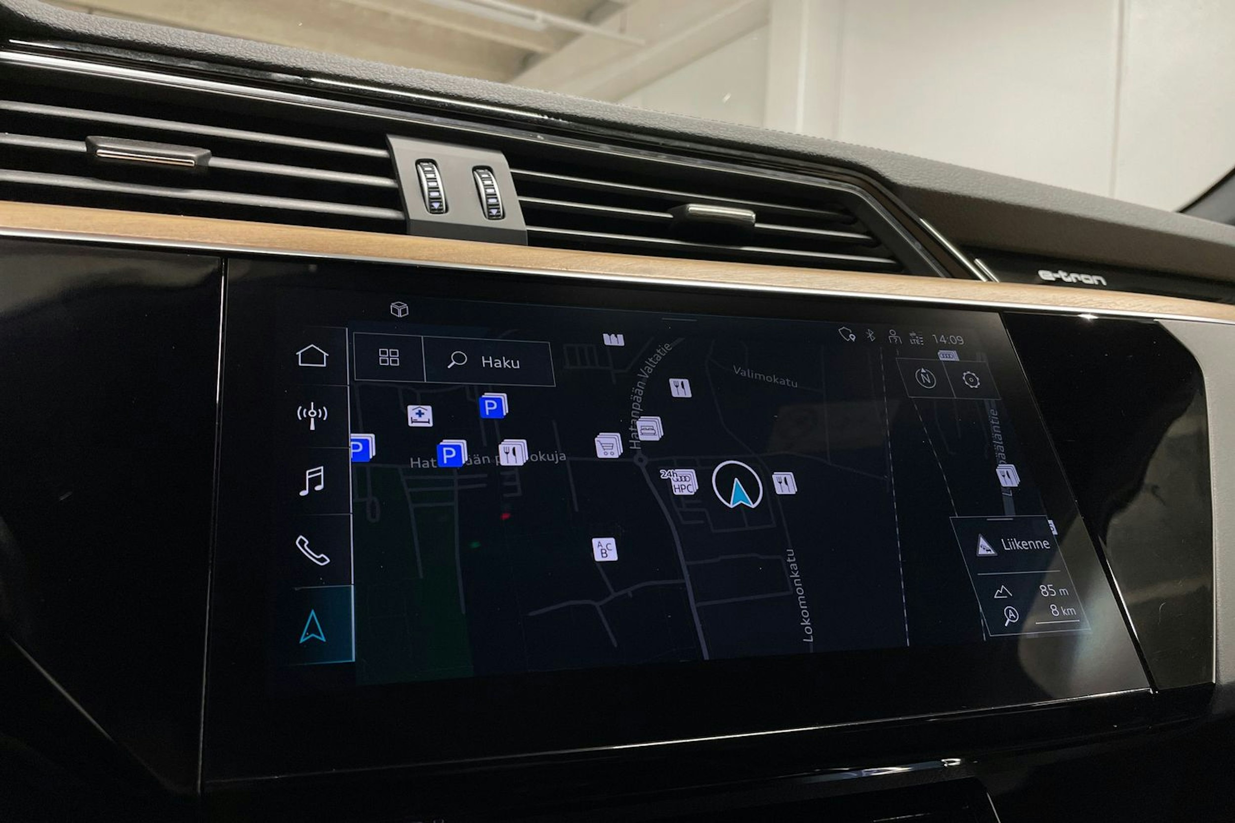 sininen Audi Q8 e-tron 2023 kuva 21.