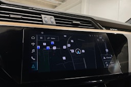 sininen Audi Q8 e-tron 2023 kuva 21.