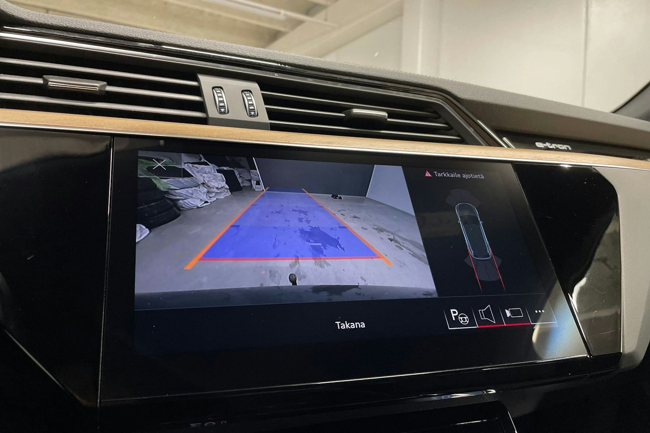 sininen Audi Q8 e-tron 2023 kuva 22.