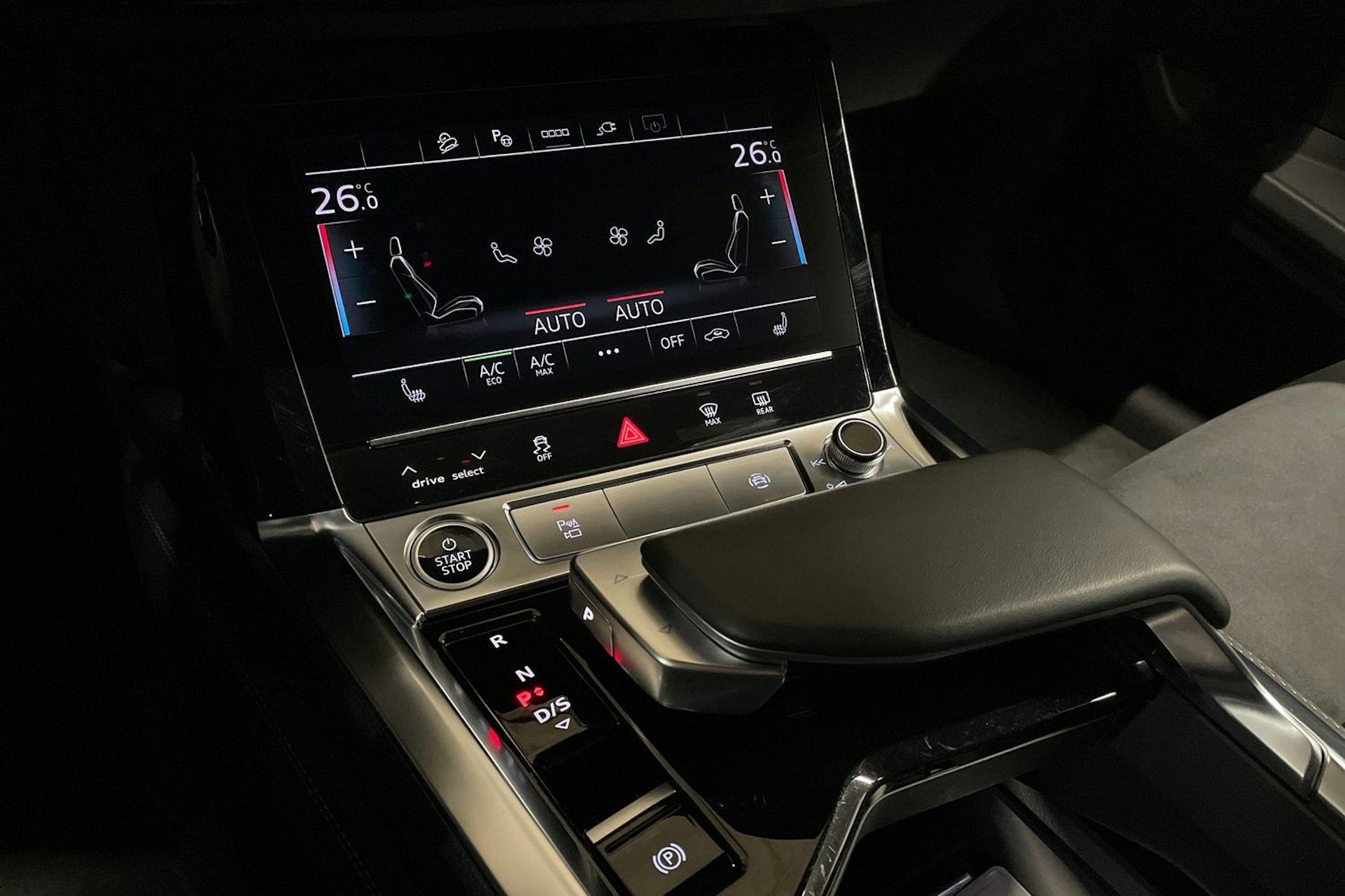 sininen Audi Q8 e-tron 2023 kuva 23.