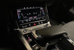 sininen Audi Q8 e-tron 2023 kuva 23.