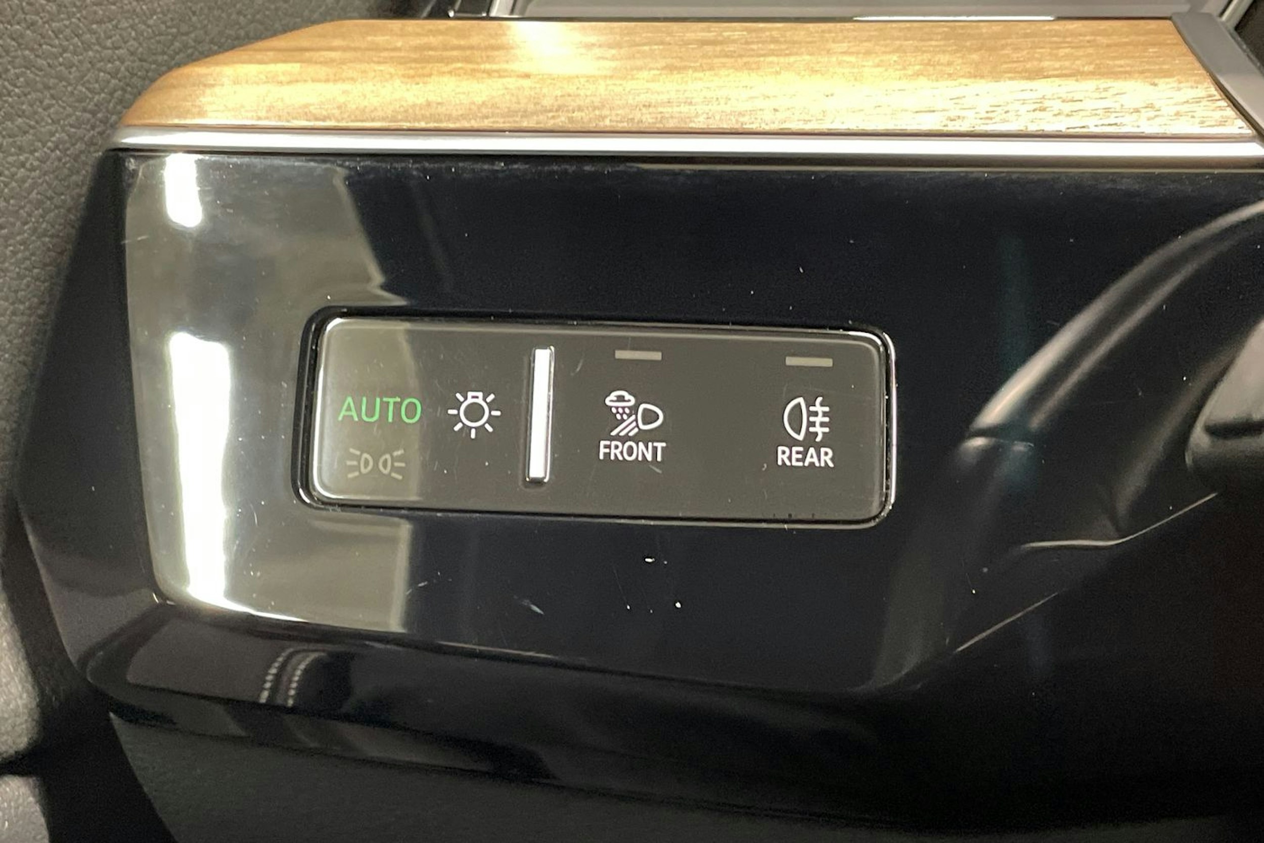 sininen Audi Q8 e-tron 2023 kuva 24.