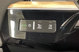 sininen Audi Q8 e-tron 2023 kuva 24.