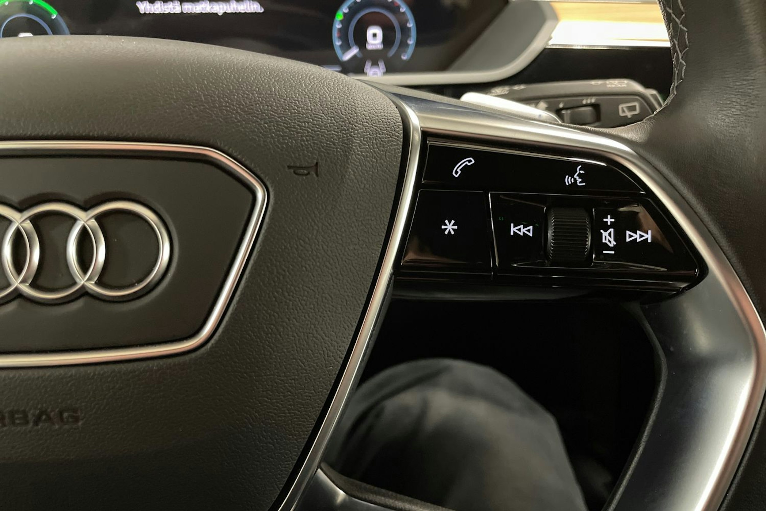 sininen Audi Q8 e-tron 2023 kuva 26.