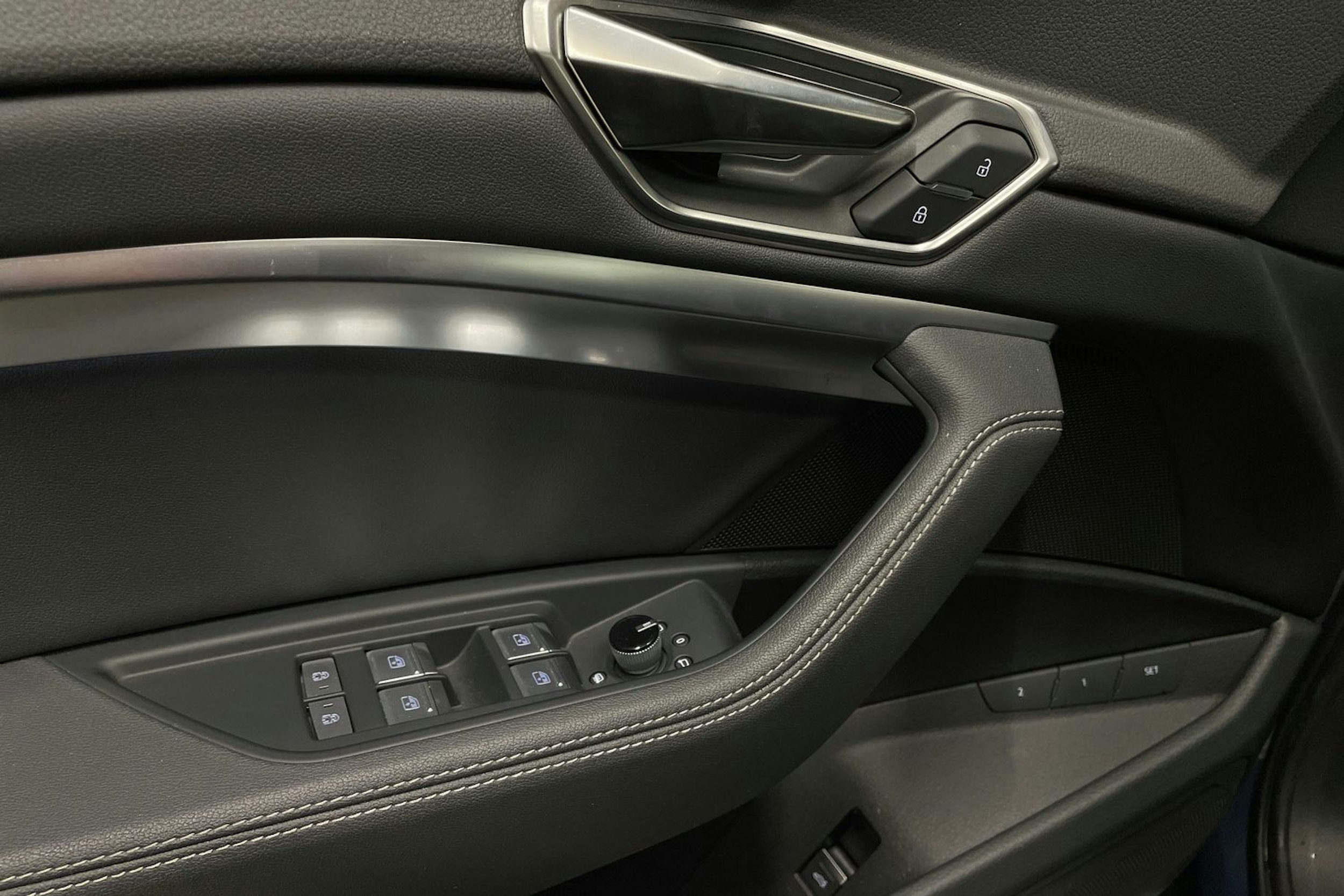 sininen Audi Q8 e-tron 2023 kuva 27.