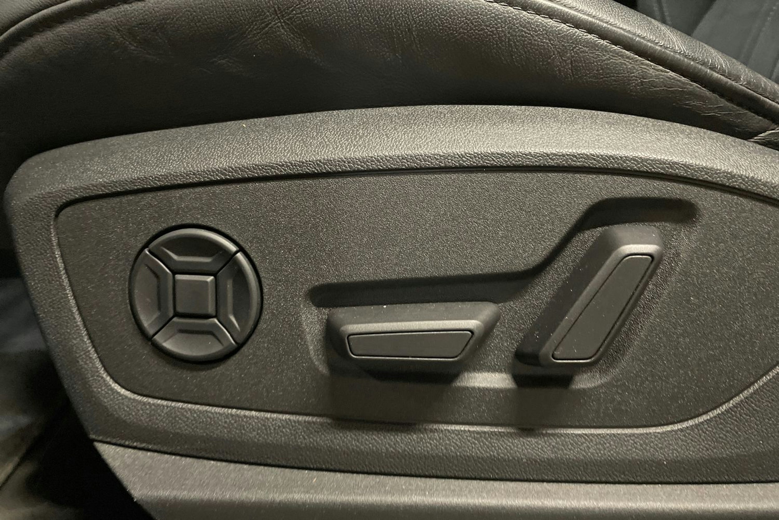 sininen Audi Q8 e-tron 2023 kuva 28.